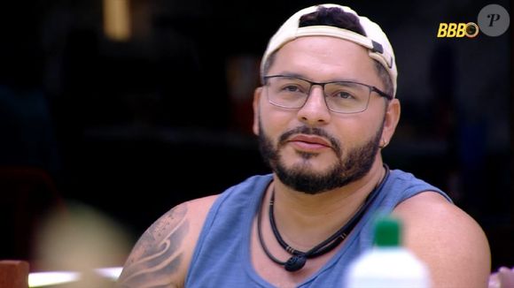 Marcelo revelou que não gosta de conversar com as mulheres do 'BBB 25' por ser homem e casado