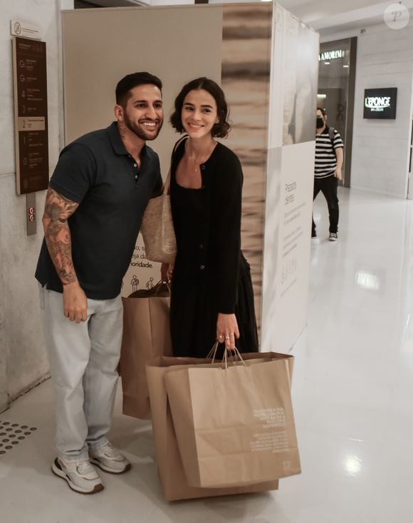 Bruna Marquezine fez foto com fã em shopping