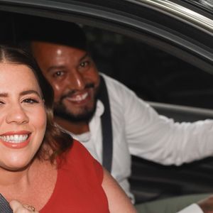 Tati Machado chegou com o marido no casamento de Ana Maria Braga