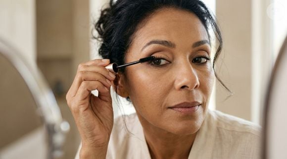 A máscara para cílios é uma das aliadas para finalizar a maquiagem dos olhos. Segundo a maquiadora Clara Cervera, reforçar o contorno com lápis e aplicar máscara após a sombra ajuda a completar a produção. A combinação permite valorizar os cílios e destacar o olhar sem depender de uma maquiagem excessivamente carregada