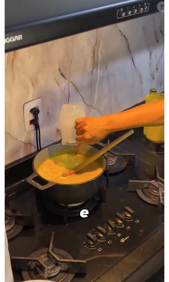Termine o preparo da sopa de abóbora com o leite e os demais temperos em uma panela