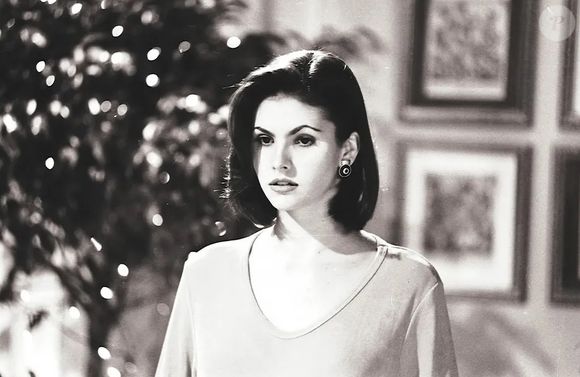 Na novela 'Quatro por Quatro' mostra ainda Alcebíades (Tato Gabus Mendes) trocando Auxiliadora (Elizabeth Savala) por Elisa (Lizandra Souto)