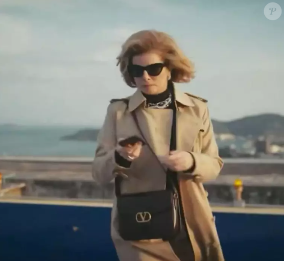 Odete Roitman chega usando uma bolsa da marca Valentino