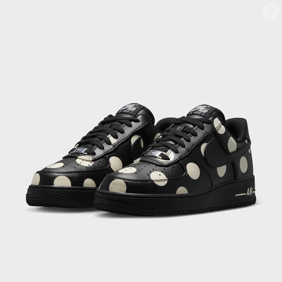 O Nike Air Force 1 Polka Dot pode ser combinado com saias e vestidos, criando um contraste entre peças femininas e o toque descontraído do tênis estampado