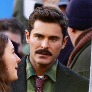 2021: quer mais uma novidade? Zac Efron de bigode enquanto gravava um projeto