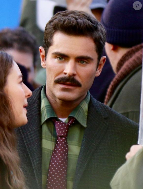 2021: quer mais uma novidade? Zac Efron de bigode enquanto gravava um projeto