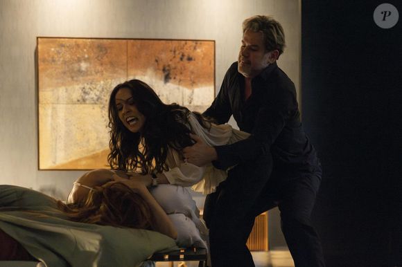 Zenilda vê Ferette com Arminda na cama em 'Três Graças'