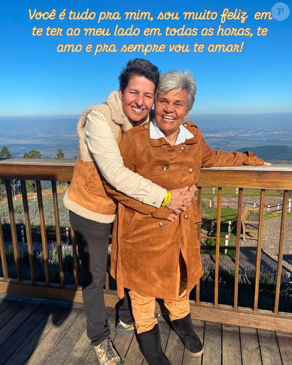 Claudia Rodrigues postou uma foto com Adriane Bonato, de uma viagem do casal a Campos do Jordão