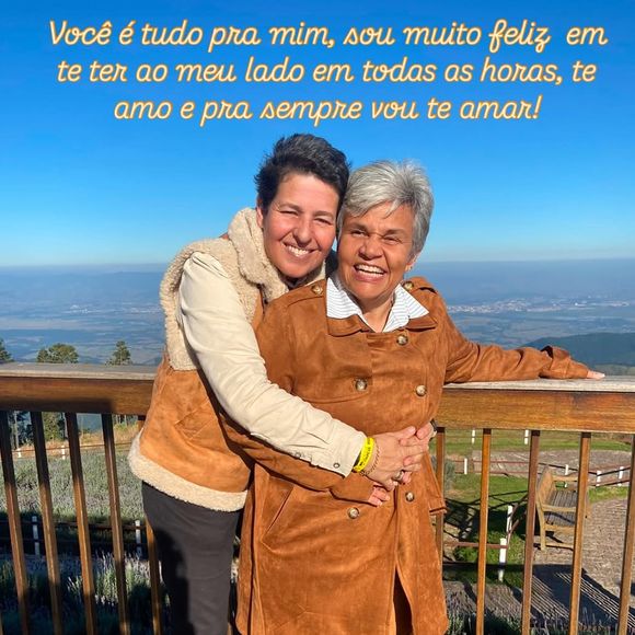 Claudia Rodrigues postou uma foto com Adriane Bonato, de uma viagem do casal a Campos do Jordão