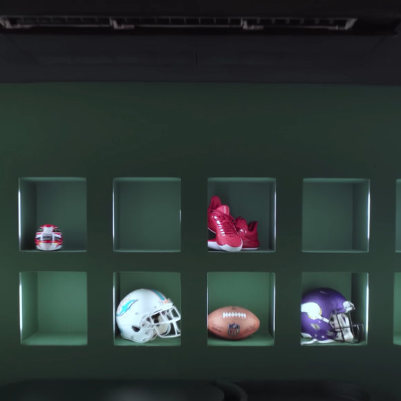 Apaixonado pelo futebol americano, o jogador reserva um espaço único para o esporte no museu