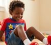 Para quem cresceu acompanhando Super Mario, a nova Crocs Mario Classic Clog funciona como uma verdadeira viagem no tempo. O modelo reúne referências como Super Estrela, Super Cogumelo, moeda e Bloco de Interrogação (?) entre seus Jibbitz exclusivos