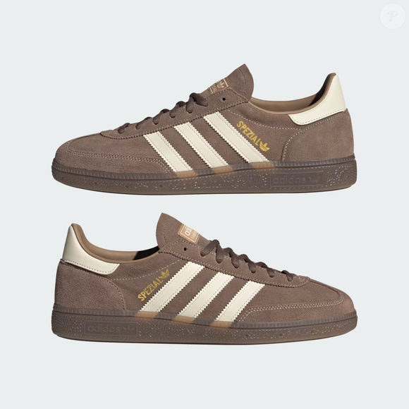 O tom marrom profundo do Handball Spezial lembra o irresistível brigadeiro de colher feito nos dias frios e transforma o tênis da Adidas em uma escolha perfeita para quem ama peças versáteis e cheias de personalidade