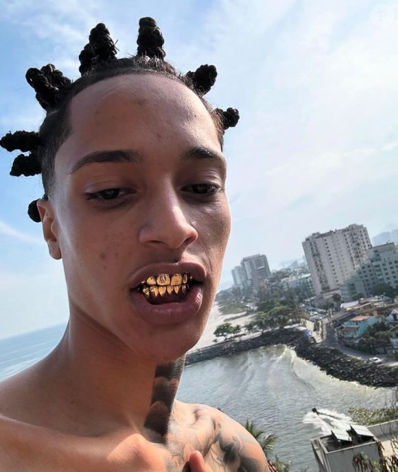 Oruam é filho de Marcinho VP, um dos líderes do Comando Vermelho, facção criminosa do Rio de Janeiro. Seu pai cumpre pena de 37 anos por crimes como tráfico de drogas e homicídio.