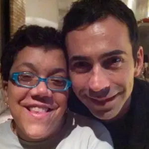 César Tralli perdeu a irmã, Gabriela, em 2018. Portadora da Síndrome de Nooan, ela morreu aos 40 anos