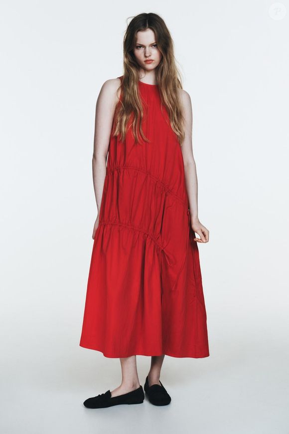 Com franzidos e modelagem solta, o vestido vermelho remete a uma estética romântica contemporânea e tem presença marcante; este modelo sai por R$ 319 no site da Zara no Brasil, até o fechamento desta matéria
