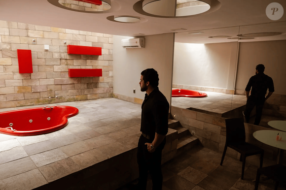 Motéis em Belém mantêm decoração erótica com luzes vermelhas, pole dance e banheiras de coração, gerando resistência de delegações conservadoras na COP30