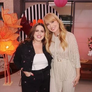 Angélica posa com Tati Machado nos bastidores do ‘Mais Você’