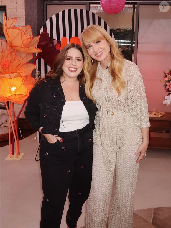 Angélica posa com Tati Machado nos bastidores do ‘Mais Você’