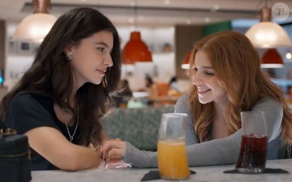 Casal lésbico de 'Três Graças', Lorena (Alanis Guillen) e Juquinha (Gabriela Medvedovsky) terá seu primeiro contato com a família Ferette