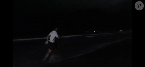 O participante corre pela praia em busca de respostas.