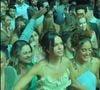 Bruna Marquezine se posicionou estrategicamente para conseguir pegar as flores das mãos da noiva
