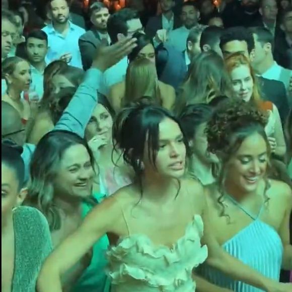 Bruna Marquezine se posicionou estrategicamente para conseguir pegar as flores das mãos da noiva