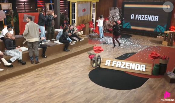 Michelle Barros e Shia se abraçaram após se assumirem para os outros peões