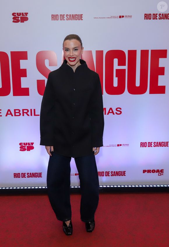 Alice Wegmann apostou em look all black na pré-estreia do filme 'Rio de Sangue', em 31 de março de 2026