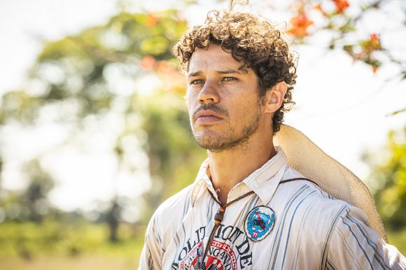 Jove (Jesuíta Barbosa) tem briga com Tadeu (José Loreto) por causa de Juma (Alanis Guillen) na novela 'Pantanal'