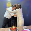 Ué? Michelle Bolsonaro posta bolo simples na festa de 15 anos da filha, mas maquiador entrega festa bem diferente e bolo de 3 andares