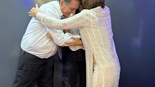 Ué? Michelle Bolsonaro posta bolo simples na festa de 15 anos da filha, mas maquiador entrega festa bem diferente e bolo de 3 andares