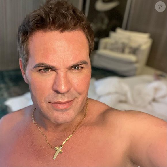 Muito diferente, Eduardo Costa ganhou elogios na web pelo seu novo visual