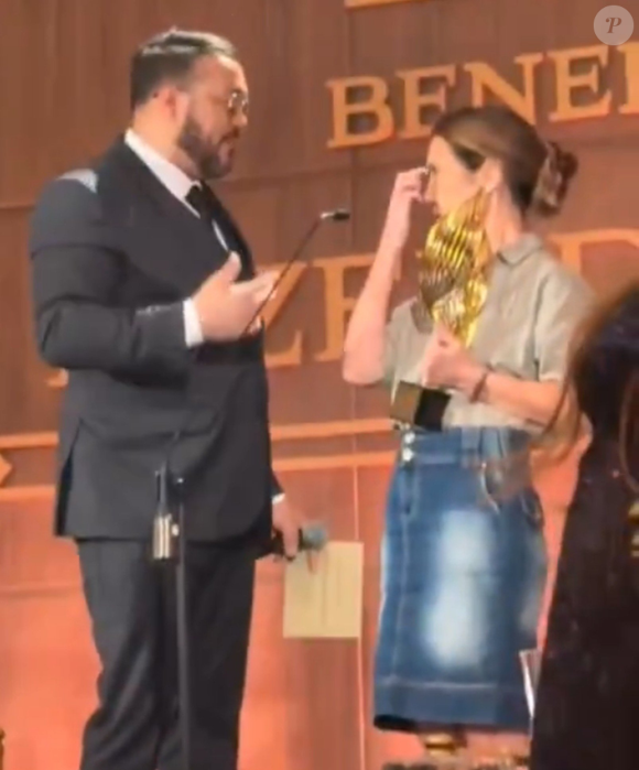 O visual de Carminha em Avenida Brasil 2 chamou a atenção dos fãs. Em uma imagem ao lado de Belo, Adriana Esteves aparece com uma saia jeans longa, apelidada de 'evangê' por internautas