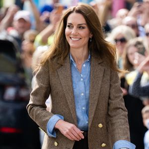Durante viagem à Escócia, Kate Middleton estava usando uma camisa azul, além de blazer e calça.