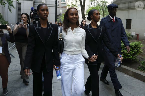 Filhas de P. Diddy chegaram a marcar presença no tribunal durante o depoimento de P. Diddy, mas saíram por duas vezes do local.