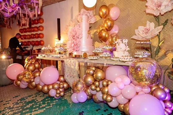 A mesa de doces de Karina Bacchi reuniu bolos decorados e docinhos organizados em suportes de diferentes alturas