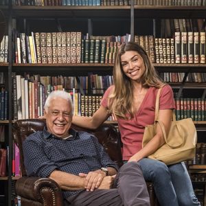 No último capítulo da novela 'Bom Sucesso', Paloma (Grazi Massafera) viu o espírito de Alberto (Antonio Fagundes) e leu para o milionário incentivada por ele