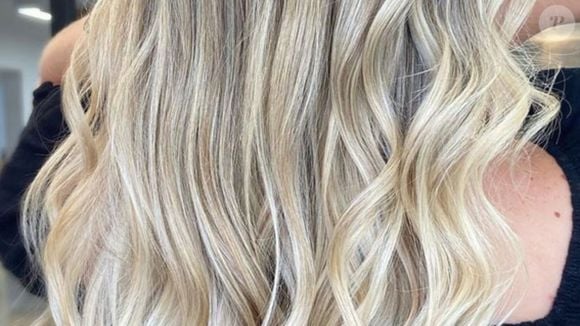 O tom ice blonde é ideal para quem deseja cobrir os fios brancos com elegância