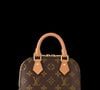 Maria Flor usou uma bolsa do modelo Alma Nano, produzido pela marca de luxo Louis Vuitton