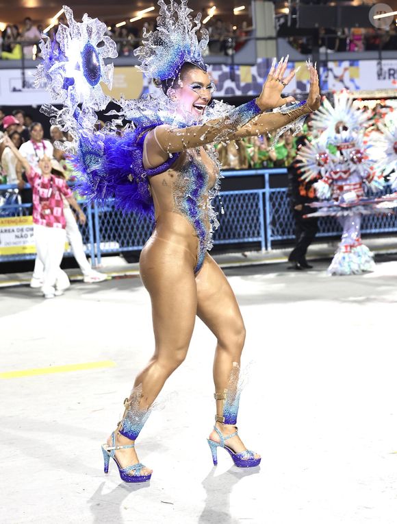 Antes mesmo de entrar na avenida, Lore Improta precisou ajustar o costeiro de sua fantasia que pesa 15 kg. Parte essencial de seu figurino, o acessório estava solto e precisou ser fixado para garantir que tudo corresse bem durante sua apresentação.