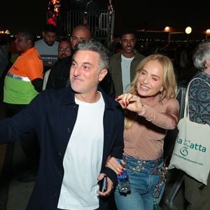 No look de Angélica, o tênis funcionou e deu luz a uma produção elegante e casual ao mesmo tempo