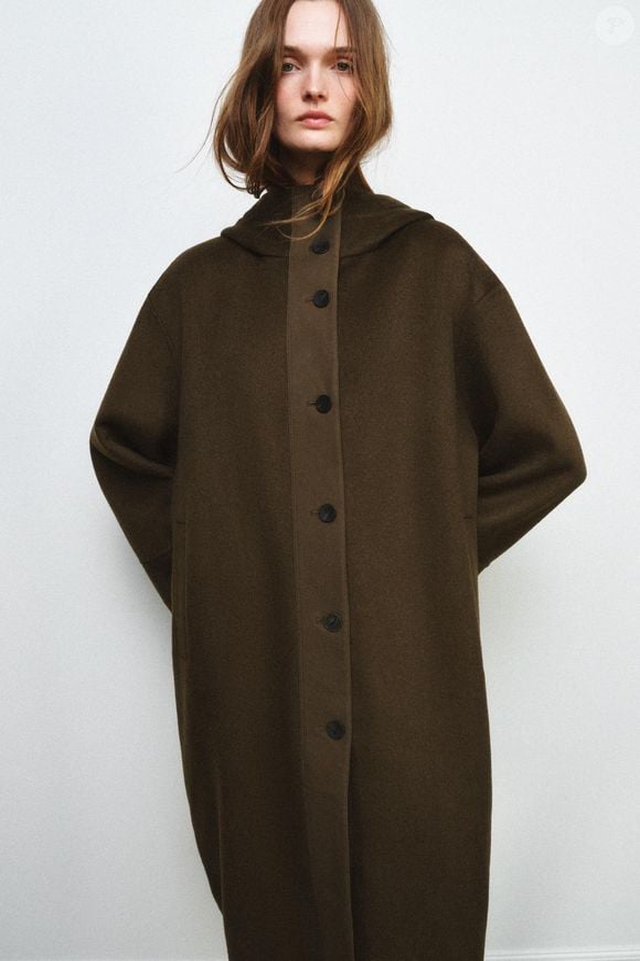 Ideal para enfrentar os dias mais frios, a parka oversize da Zara reúne lã, acabamento acolchoado e modelagem ampla. O modelo teve o preço reduzido de R$ 1.159 para R$ 811,30