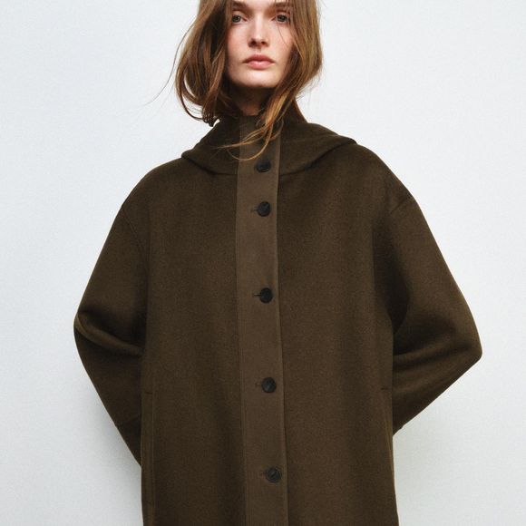 Ideal para enfrentar os dias mais frios, a parka oversize da Zara reúne lã, acabamento acolchoado e modelagem ampla. O modelo teve o preço reduzido de R$ 1.159 para R$ 811,30
