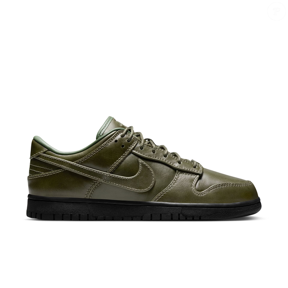 O Dunk Low já é considerado um clássico atemporal da Nike, mas a versão premium em couro com combinação verde-oliva e preto traz um toque mais refinado