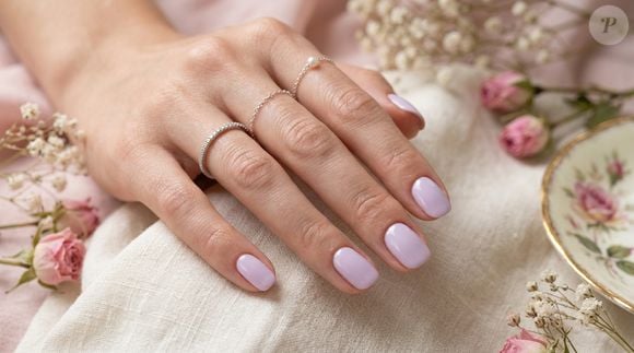 Romântico e delicado, o lilás coquette é a escolha para quem gosta de uma manicure feminina sem exageros. Nas unhas curtas, o pastel cria um visual doce e sofisticado