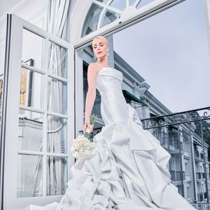 A escolha de Ana Hickmann por um buquê de rosas brancas seguiu uma proposta clássica e minimalista, associada à ideia de pureza, paz e novos começos, segundo Camila Piccini