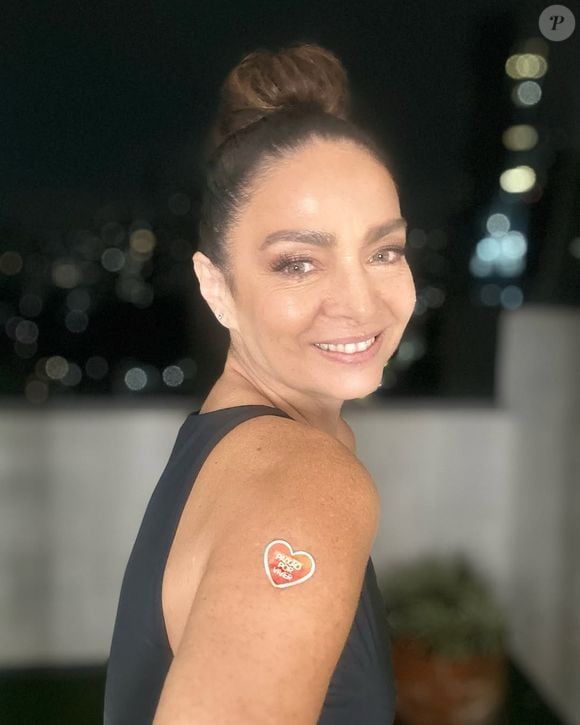 Claudia Ohana, atualmente com 62 anos, impressiona internautas com sua beleza natural e corpo definido