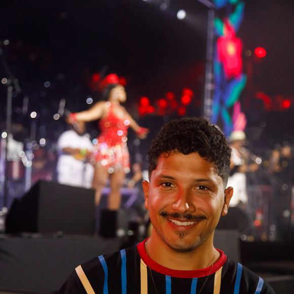 Yuri Lima posou para fotógrafos em camarote com show de Iza