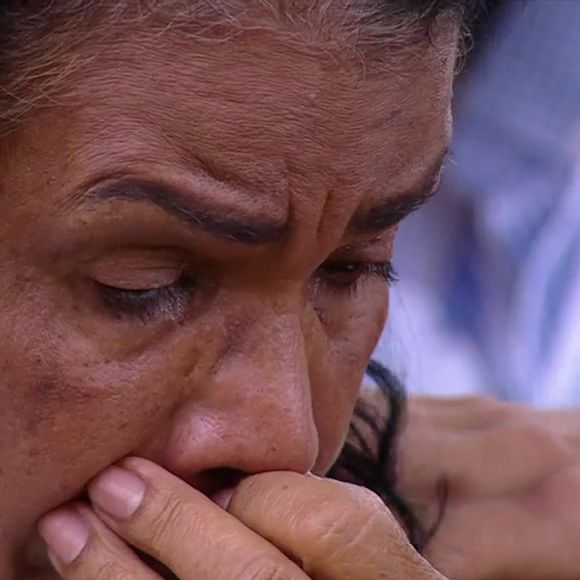 Vilma chorou copiosamente ao ver o filho sendo eliminado do 'BBB 25'