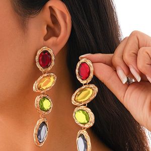 Virgínia estava usando um par de brincos com pedrarias vintage